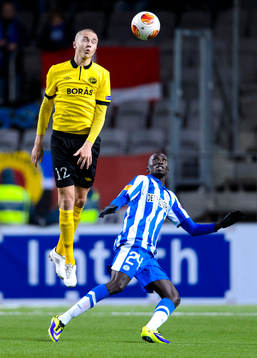 Elfsborgs Sebastian Holmén nickar bollen framför Esbjergs