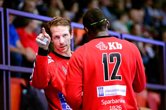 Kristianstads målvakt Dan Beutler pratar med Kristianstads