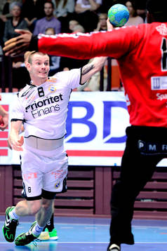 Redbergslids Tobias Johansson skjuter mot Kristianstads
