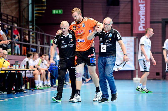 Kristianstads Lars Möller får hjälp av planen