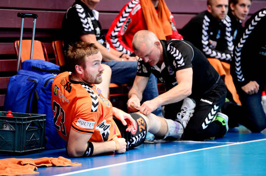 Kristianstads Lars Möller får sitt knä lindat på bänken