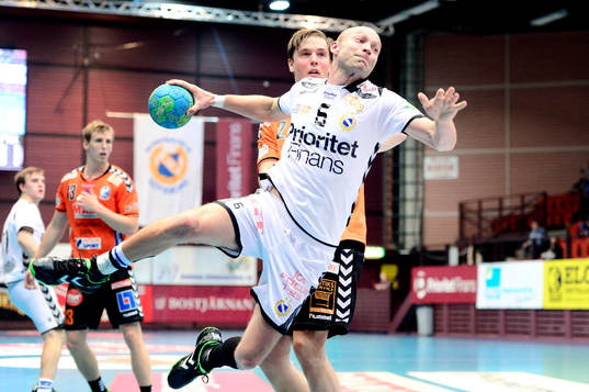 Redbergslids Henrik Lundström skjuter