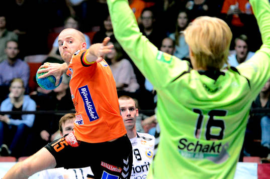 Kristianstads Johan Jepson skjuter mot Redbergslids