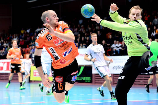 Redbergslids målvakt Tony Heeringson räddar ett skott