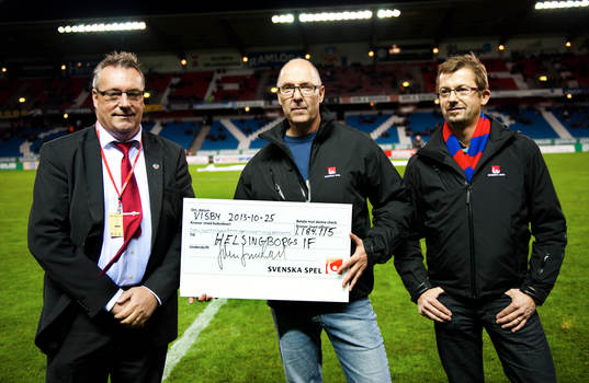 Helsingborg får check från fotbolsförbundet materialares