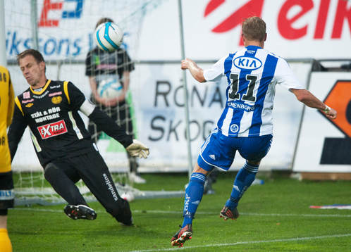 Göteborgs Robin Söder friläger med Mattias Asper i