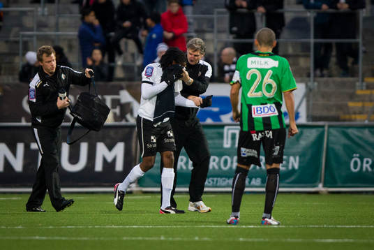 Örebros Ayanda Nkili leds av skadad i Superettan mellan