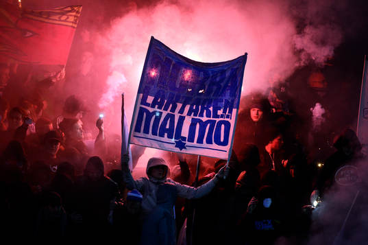 Malmö-supportrar tände bengaler