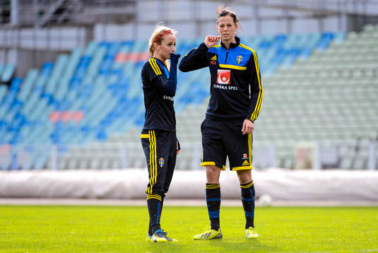 Sveriges Kosovare Asllani och Lotta Schelin