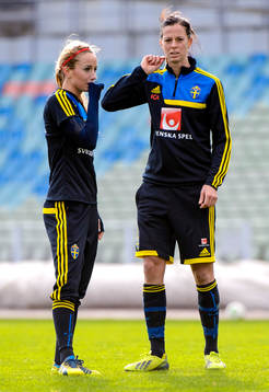 Sveriges Kosovare Asllani och Lotta Schelin