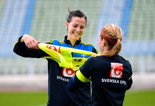 Sveriges Lotta Schelin och Kosovare Asllani (vänd från