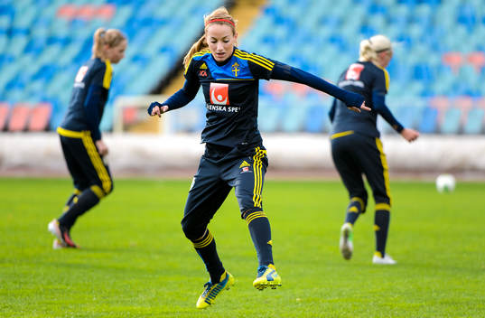 Sveriges Kosovare Asllani värmer upp