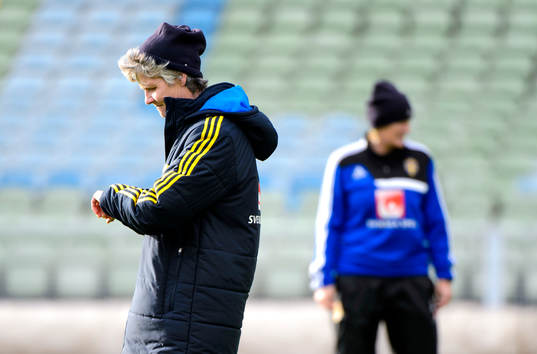 Sveriges förbundskapten Pia Sundhage tittar på klockan