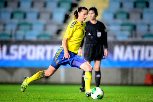 Sveriges Lotta Schelin lägger en straff och gör 1-0