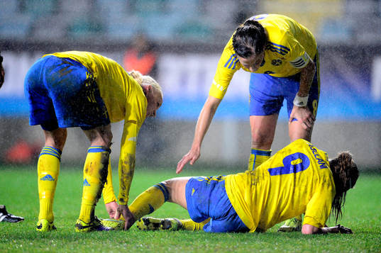 Sveriges Kosovare Asllani skadar foten och ses om av