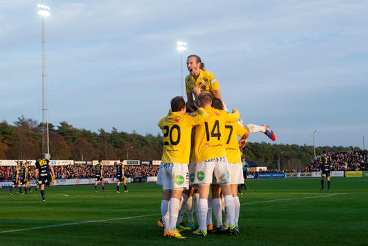 Falkenbergs Tobias Karlsson jublar högst