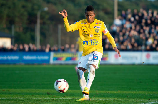 Falkenbergs Niclas Eliasson skjuter 1-1