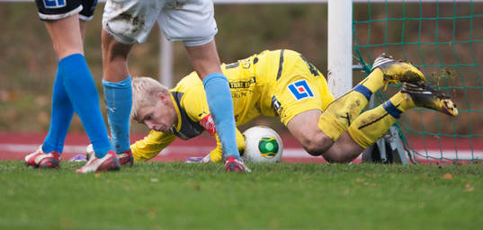 Halmstads målvakt Isak Pettersson räddar i SM-finalen