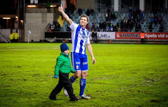 IFK Göteborgs Hannes Stiller gör tummen upp tll publiken