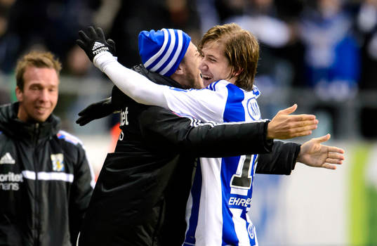 IFK Göteborgs Darijan Bojanic (h) kramar om Tobias Hysén