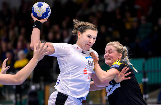 Leipzigs Debbie Bont laddar för skott förbi Sävehofs Ida