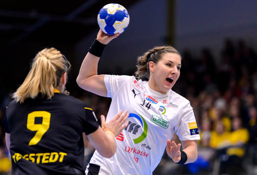 Leipzigs Debbie Bont laddar för skott