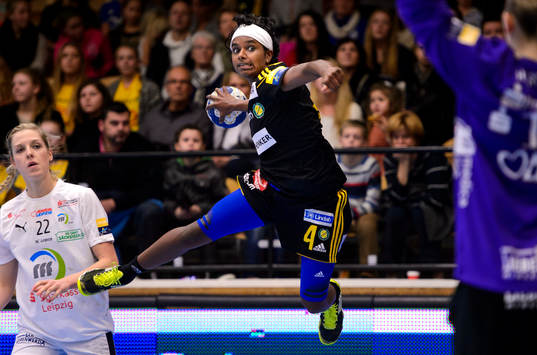 Sävehofs Louise Sand skjuter mot mål