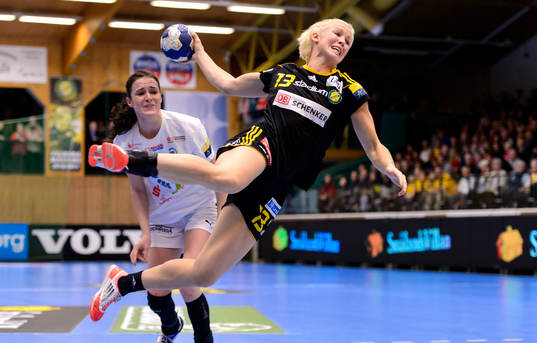 Sävehofs Elin Karlsson skjuter mot mål