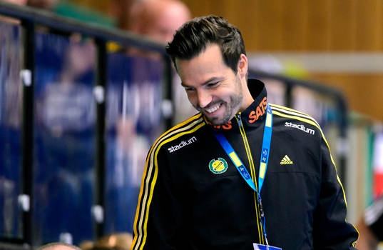 Sävehofs tränare Henrik Signell ser glad ut