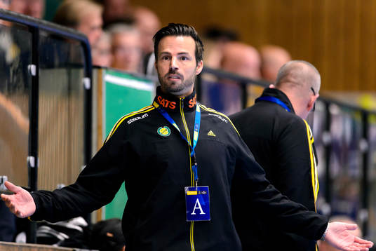 Sävehofs tränare Henrik Signell slår ut med händerna