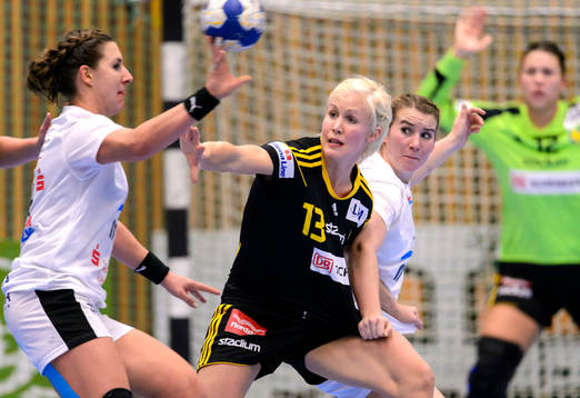 Sävehofs Elin Karlsson försvarar mot en Leipzigspelare