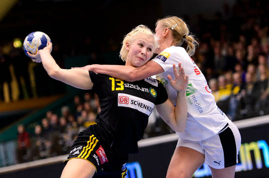 Sävehofs Elin Karlsson i närkamp på linjen