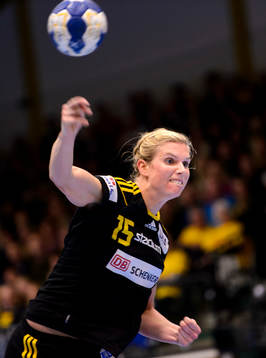 Sävehofs Jenny Alm skjuter mot mål