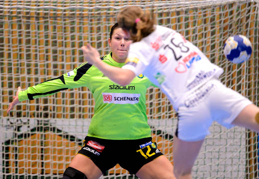 Sävehofs målvakt Filippa Idéhn gör sig redo att ta ett