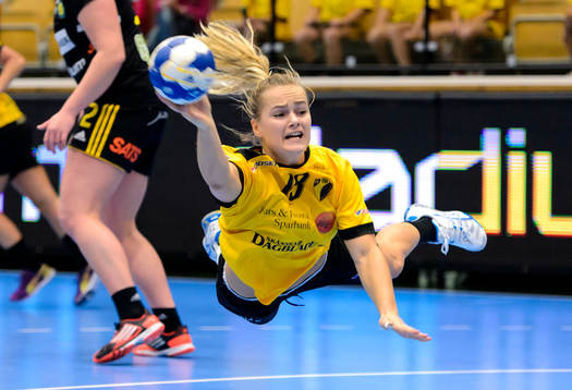Eslövs Amanda Andersson kastar sig mot mål