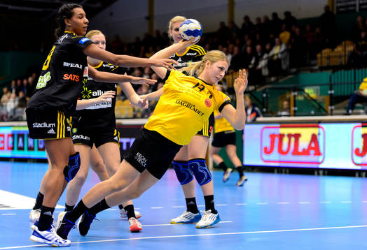 Eslövs Anna Bardis (h) sliter sig loss från Sävehofs