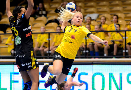 Eslövs Ida Kellokoski Adamsson hoppar mot mål