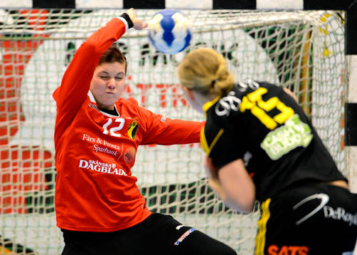 Eslövs målvakt Nathalie Wingemo tar emot ett straffkast