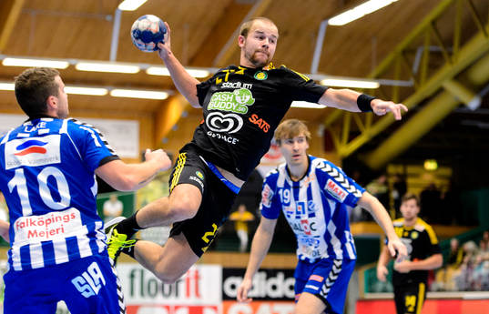 Sävehofs Tobias Albrechtson laddar för skott