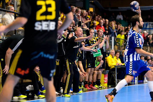 Sävehofs tränare Magnus Johansson gestikulerar vid bänken