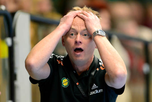 Sävehofs tränare Magnus Johansson tar sig för huvudet