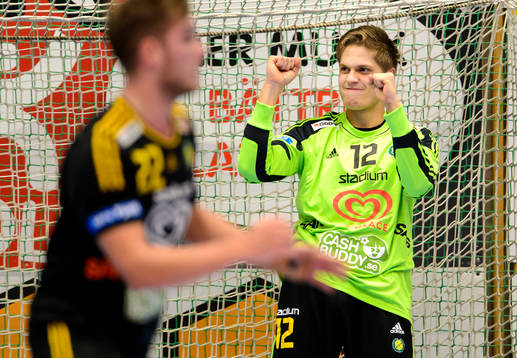 Sävehofs målvakt Peter Johannesson jublar