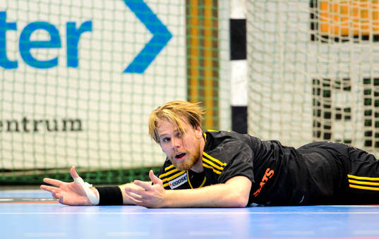 Sävehofs Oskar Ysander slår ut med händerna