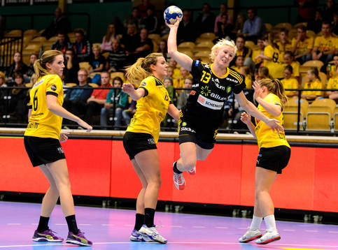 Sävehofs Elin Karlsson hoppar mot mål