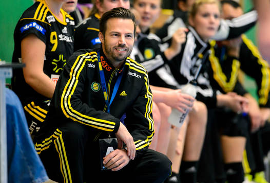 Sävehofs tränare Henrik Signell ser glad ut