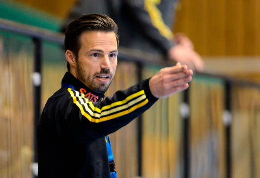 Sävehofs tränare Henrik Signell pekar