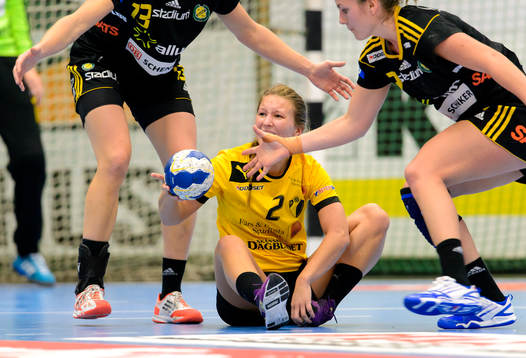 Eslövs Cassandra Tollbring sitter med bollen i handen