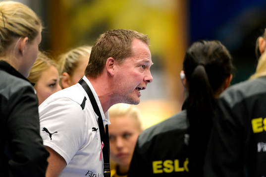 Eslövs tränare Tomas Westerlund pratar med laget