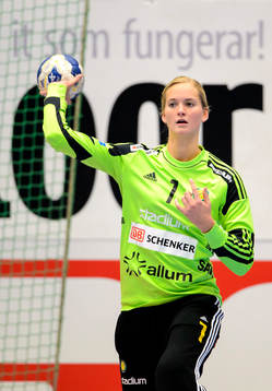 Sävehofs målvakt Johanna Bundsen kastar ut bollen