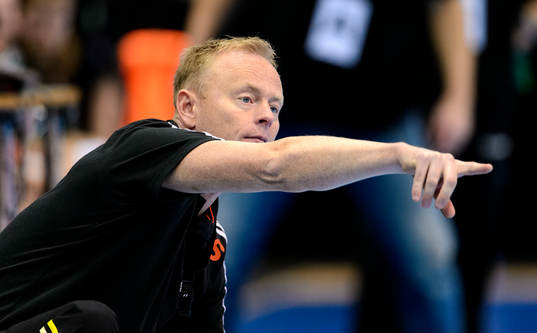 Sävehofs tränare Magnus Johansson pekar ut över planen